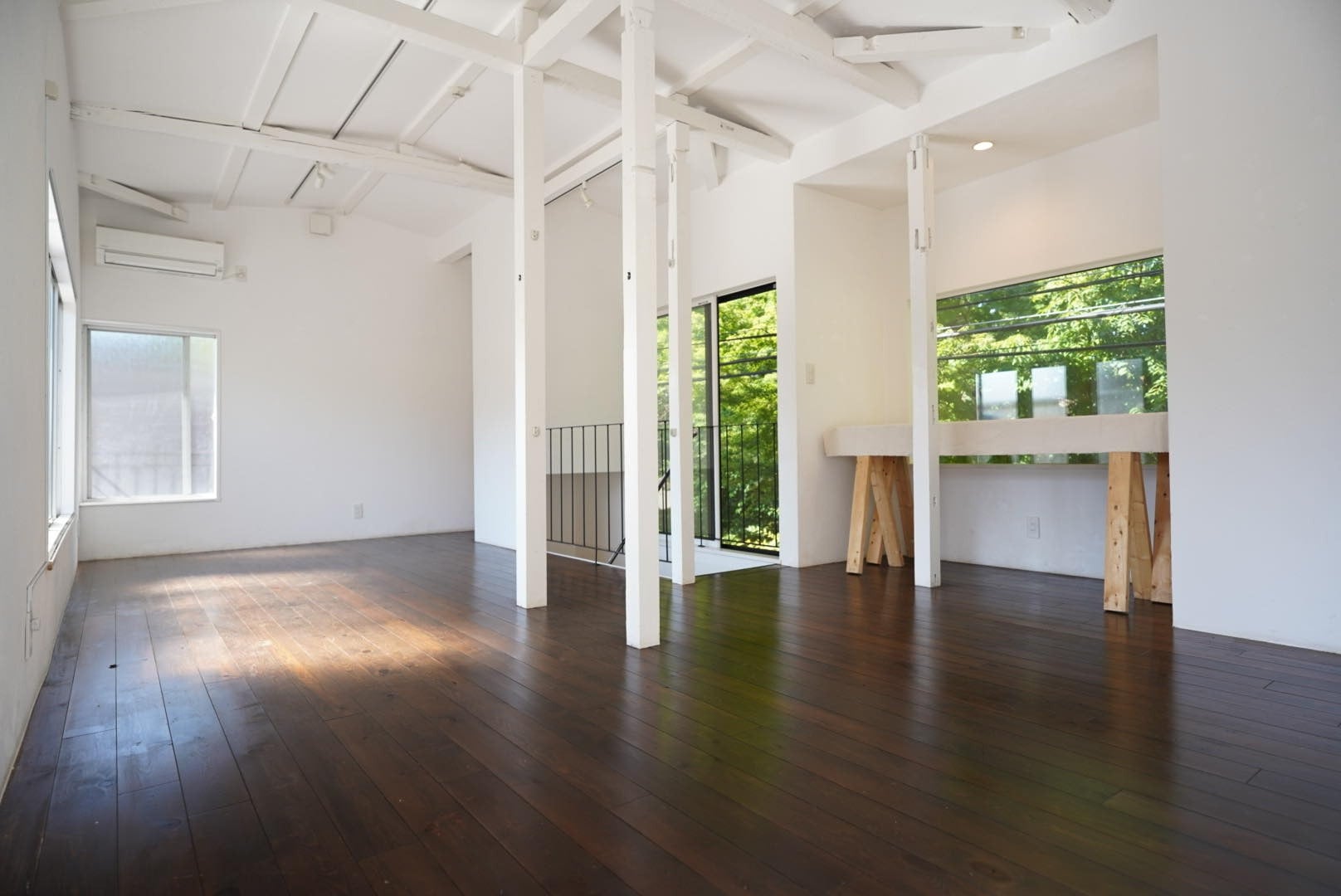 玉川上水の緑を望む、自然光が差し込むZoeee Galleryの展示室